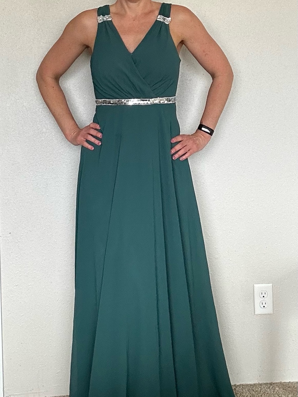 Elegant Emerald Green V-Neck Evening Dress with Silver Accent